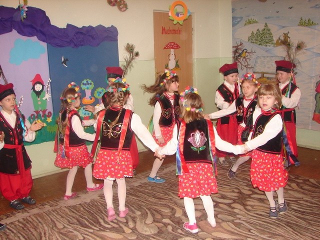 Dla swoich gości przedszkolaki zaprezentowały wyuczone tańce, piosenki i wierszyki.