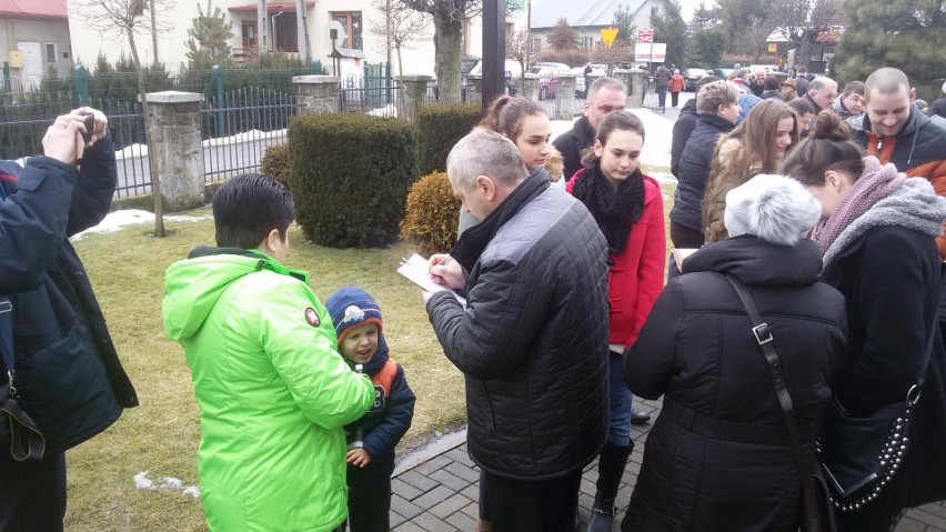 Przed kościołem w Leśnej odbyła się zbiórka podpisów przeciw...
