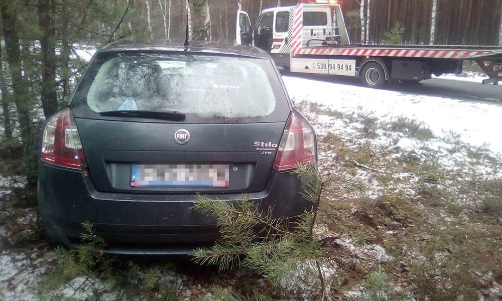 Fiat roztrzaskał się o drzewo koło Tarnowa Jeziernego