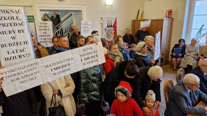 W grudniu ub. r. mieszkańcy Rozmierki przyszli na sesję z...