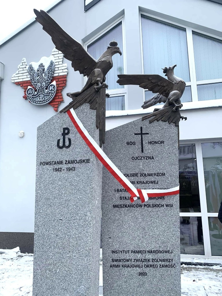 Pomnik stanął przed Muzeum AK w Bondyrzu. Odbyły się tam uroczystości