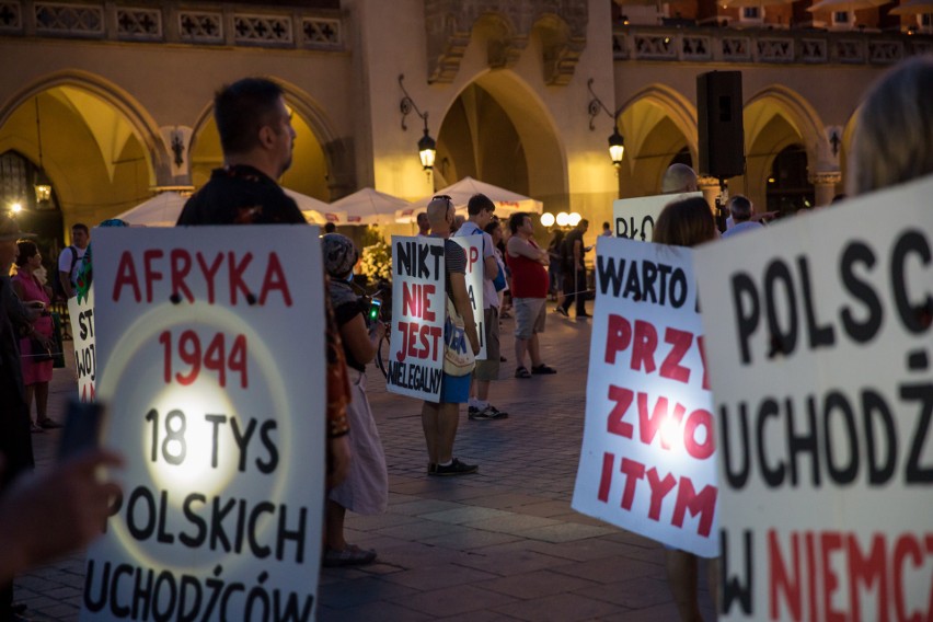 "Bój się Boga nie uchodźców". Happening KOD w Krakowie [ZDJĘCIA, WIDEO]