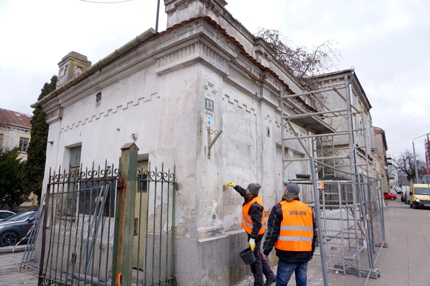 Brama Pałacu Sobieskich w Lublinie w remoncie. Czy sam budynek doczeka się renowacji? Zobacz zdjęcia