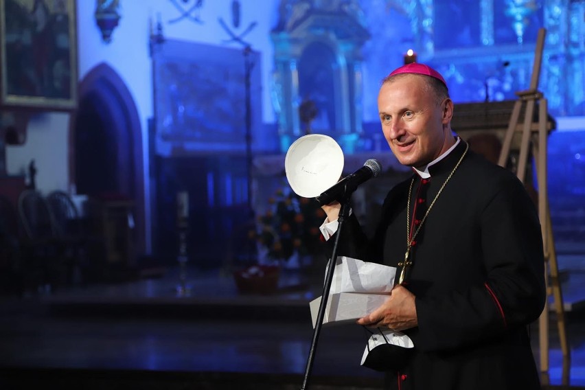 Biskup Marek Solarczyk zaprezentował piuskę papieską,...