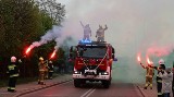 Strażacy ze Starej Błotnicy mają nowy samochód. Witali go z pompą, były race i zawyły syreny. Zobaczcie, jak cieszą się druhowie