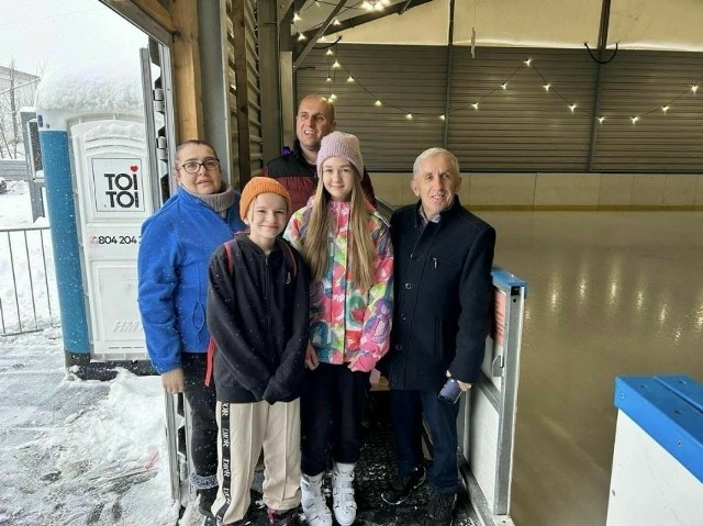 Dzieci i młodzież z gminy Kazimierza Wielka będą mogły za darmo korzystać z nowo otwartego lodowiska.