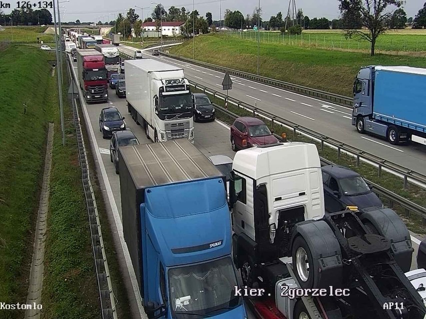 Karambol na autostradzie A4 pod Wrocławiem. Najpierw zderzyło się 5 samochodów, potem 3 kolejne [ZDJĘCIA]