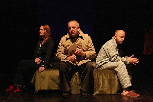 Teatr "Drewniana Kurtyna&#8221; na swoim koncie ponad 34 premier. Na zdjęciu scena ze spektaklu "Udręka Życia&#8221; w reżyserii Romana Krzywotulskiego. Występują: Katarzyna Pękala, Tadeusz Matkowski i Mariusz Pękala.