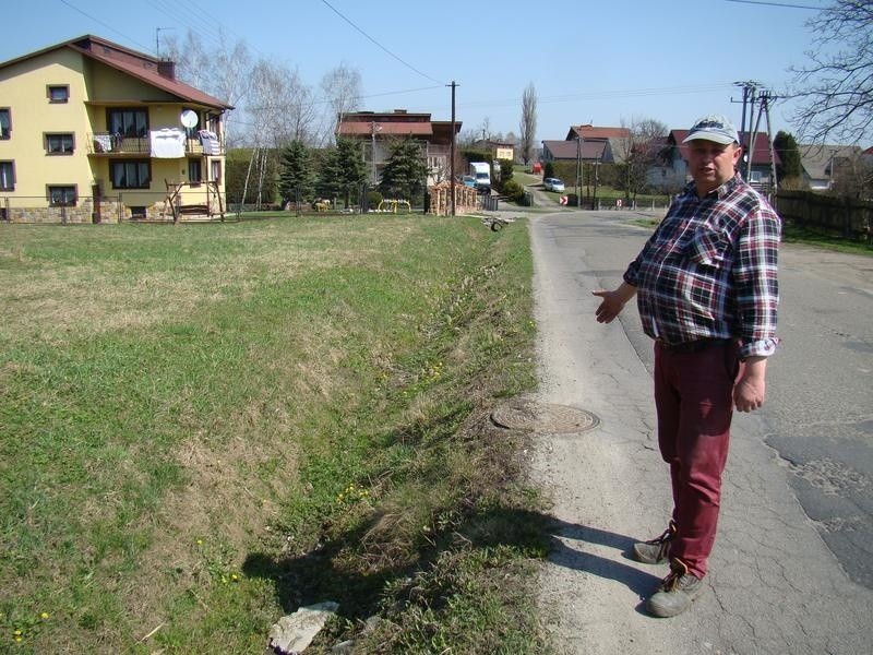 Zator. Droga powiatowa w Graboszycach jest dziurawa jak ser szwajcarski i niebezpieczna. Mieszkańcy domagają się wreszcie jej remontu