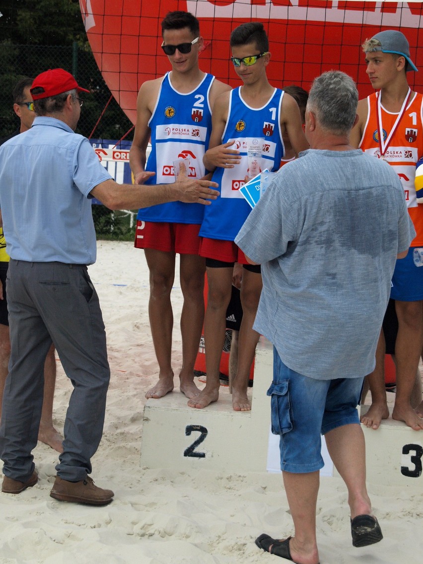 Nasi siatkarze plażowi wicemistrzami Polski młodzików. Dostali też nagrody indywidualne. Było ogromne wzruszenie