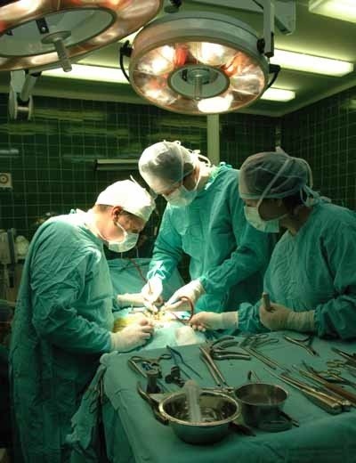 Dwa tygodnie temu na oddziale neurochirurgii w szpitalu w Zielonej Górze lekarze wszczepili pacjentce sztuczny dysk lędźwiowy. Dzięki niemu kobieta przestała odczuwać ból kręgosłupa. Była to jedna z pierwszych takich operacji w kraju.