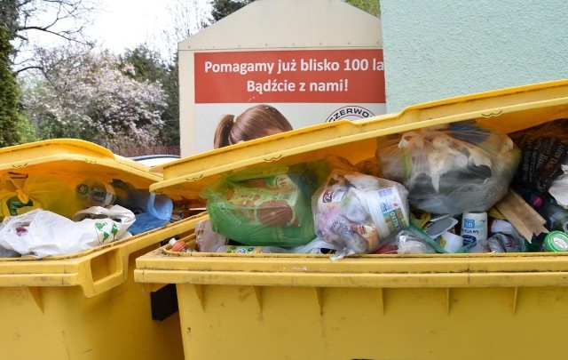 Gmina dostarcza mieszkańcom kubły i organizuje od nich odbiór odpadów. Niestety nie wszyscy płacą za tę usługę na bieżaco, a niektórzy wcale