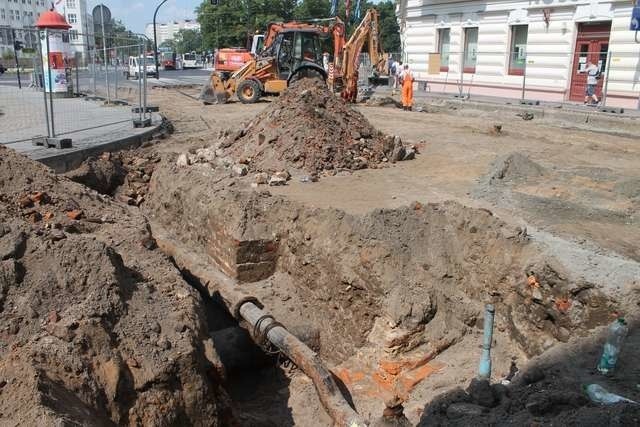 Wyłaniające się z wykopu fundamenty należały najprawdopodobniej do budynku przylegającego do murów obronnych