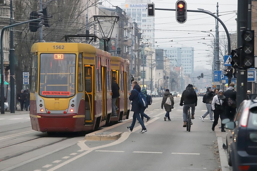 Na przystankach tramwajowych na Piotrkowskiej są śluzy. ZDiT...