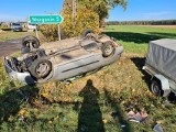 Wypadek w Studźcach: Ford uderzył w audi i "dachował". Ranni w szpitalu