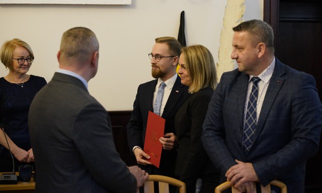 Na dzisiejszej (28.10) sesji Bartosz Wiktorczyk, który wygrał wybory uzupełniające do Rady Miejskiej w Miastku złożył ślubowanie radnego.