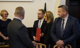 Nowy miastecki radny. Bartosz Wiktorczyk złożył ślubowanie (ZDJĘCIA) 