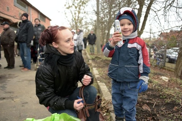 Daniel pomagał mamie Agnieszce Ignatowicz nieść paczki. Zawsze jest w nich też coś słodkiego dla najmłodszych domowników.