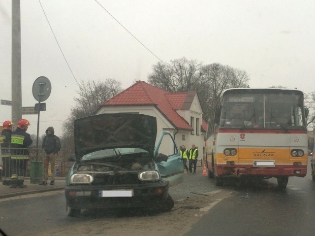 Na skrzyżowaniu ulicy Koszarowej i Krakowskiej w Staszowie doszło dzisiaj do zderzenia samochodu osobowego z autobusem