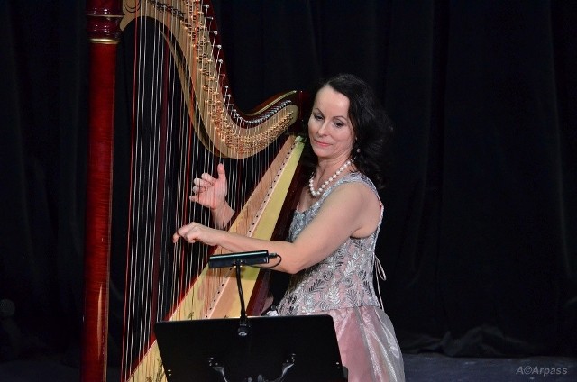 Małgorzata Zalewska-Guthman to jedna z niewielu harfistek koncertujących na kilku rodzajach harf (współczesna, celtycka, elektryczna, barokowa arpa doppia)