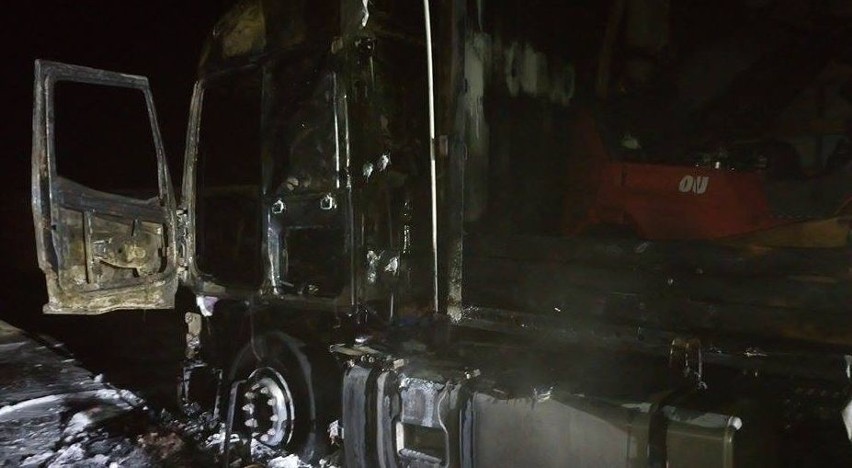 Ciężarówka stanęła w ogniu w środku nocy.
