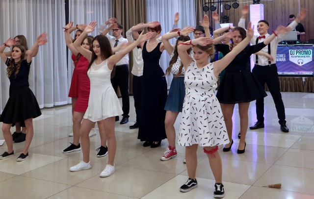 W salach Hotelu Rudnik bawili się abiturienci z grudziądzkiej "Budowlanki" i "Plastyka" Poloneza odtańczono w trzech różnych układach tanecznych. >> Najświeższe informacje z regionu, zdjęcia, wideo tylko na www.pomorska.pl 