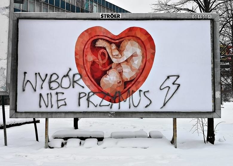 Plakaty Fundacji Nasze Dzieci rozsiane po Krakowie