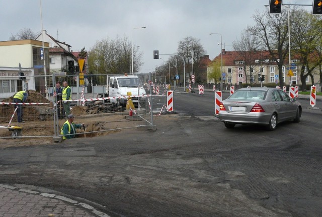 Niejeden kierowca skręca w lewo w ulicę Szczecińską i jedzie kawałek pasem, który jest dla samochodów jadących w przeciwną stronę.