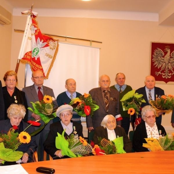 Odznaczeni Sybiracy, z lewej stoją wiceprezydent Franciszek Zaborowski i przewodnicząca Koła Polskiego Związku Sybiraków Ludmiła Szewczyk.