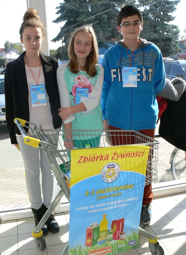 (od prawej) Kamil, Wiktoria i Karolina, gimnazjaliści z Małego Księcia zbierali produkty dla dzieci z Placówki Opiekuńczo &#8211; Wychowawczej w Tarnobrzegu