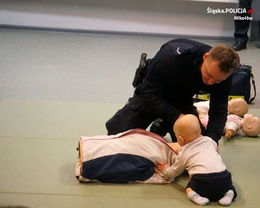 Mikołów: Policjanci uczyli rodziców pierwszej pomocy