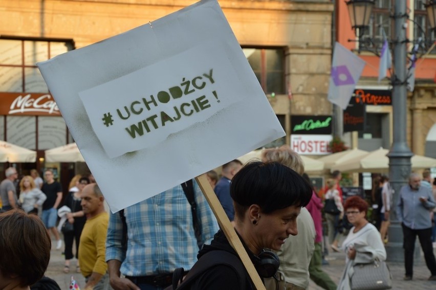 Wrocławianie wyrazili solidarność z uchodźcami. Pikieta w Rynku (ZDJĘCIA)