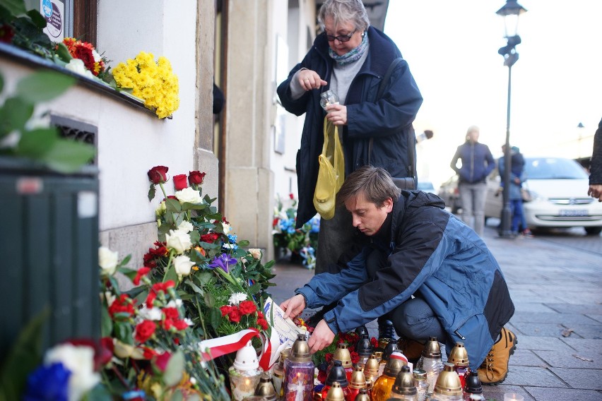 Kraków solidarny z Paryżem. Znicze, kwiaty i łzy pod konsulatem [ZDJĘCIA]