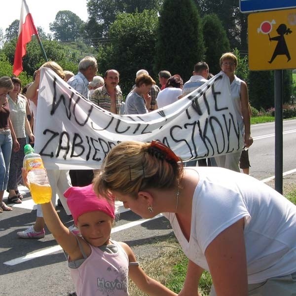 Protest zaczął się przed godziną 11. Przez 15 minut zablokowana była droga prowadząca do Leska i Ustrzyk Dolnych.