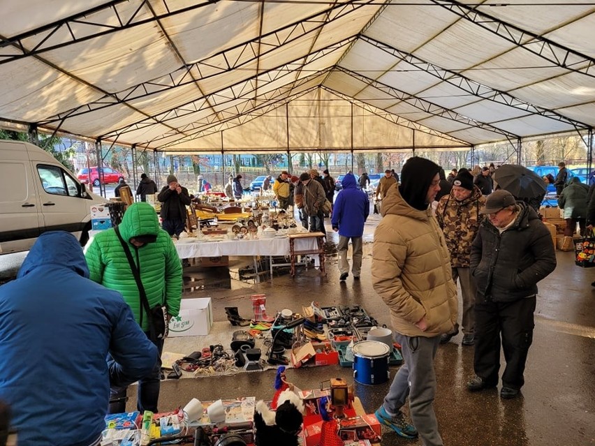 Białystok. Giełda staroci przed Kręgiem. Zobacz, co tym razem oferowali do sprzedaży wystawcy [zdjęcia]