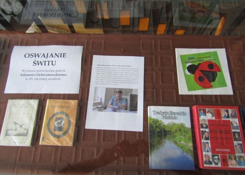 Wystawka dla poety Adama Ochwanowskiego w pińczowskiej bibliotece