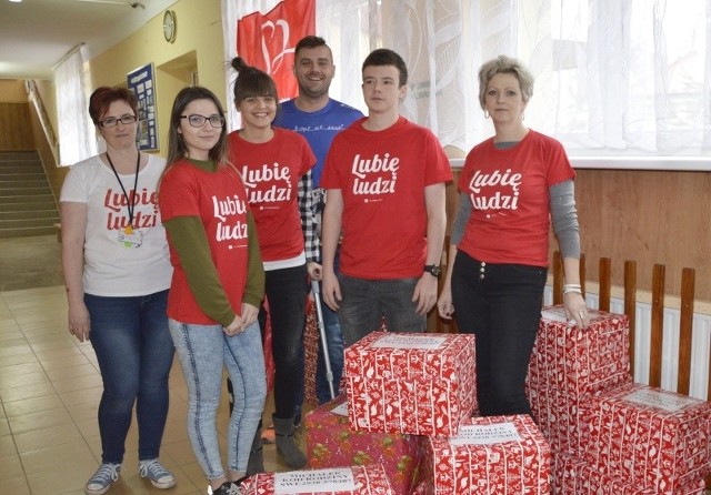 Od lewej: Sylwia Skiba, koordynator projektu Szlachetna Paczka w rejonie Pińczów oraz wolontariusze: Kinga, Ewa, Dawid, Michał, Kasia.
