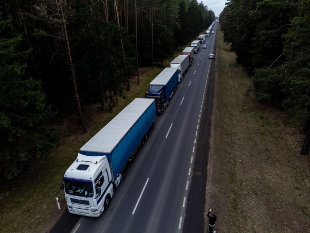 29-03-2022 bialystok kolejka tir w kierunku granicy bobrowniki dk65 fot. wojciech wojtkielewicz / kurier poranny gazeta wspolczesna / polska press