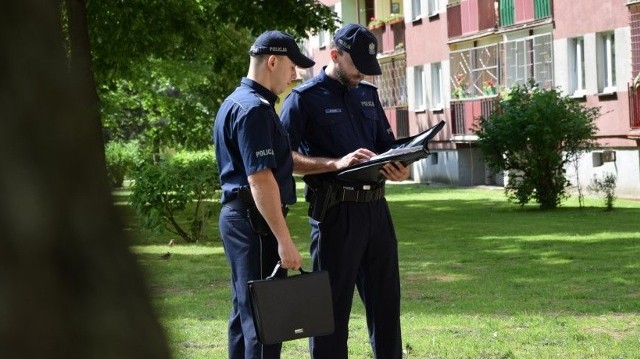 Poznaj dzielnicowych pracujących w Tarnobrzegu. Przesuń do kolejnego slajdu >>>