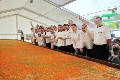 4 tony 865 kg – to od wczoraj najlepszy wynik na świecie w kategorii „Największa lasagne”  Fot. Anna Kaczmarz