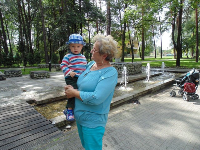 Anna Brzóska z wnuczkiem Maciusiem przy feralnej fontannie. Ta jest zarośnięta glonami, ale i tak jest atrakcją, którą mieszczńcy Chełmka oglądają podczas spacerów po okolicznym parku