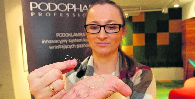 Aneta Oleszek, właścicielka firmy Podopharm, prezentuje klamrę do leczenia wrastających paznokci. Swój wyrób sprzedaje już w czterech krajach, a w planach ma podbój kolejnych rynków.