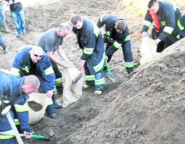 Kilkaset osób uczetniczyło w usypywaniu wałów i układaniu worków z piaskiem, kiedy wielka woda lada dzień miała zawitać do miejscowości w Lubiczu.