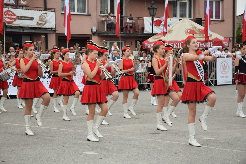 Parada i tańce instrumentalistów w Skale. Festiwal Orkiestr Wojskowych i Dętych