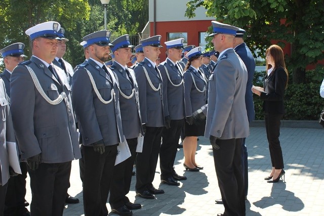 Powiatowe obchody Święta Policji zorganizowano tym razem w Lisewie.  Wczoraj w tej wsi przywrócony został, w nowym miejscu, Posterunek Policji. Uroczystości rozpoczęły godz. 11 mszą św. Z kościoła policjanci i goście udali się otworzyć odtworzony Posterunek Policji w Lisewie.To już dziewiąty odtworzony posterunek policji w  naszym województwie. Zadanie zrealizowane zostało przez gminę. Kilka dni temu zawarta została umowa najmu - między gminą a  policja - na czas nieokreślony na  lokal użytkowy w Lisewie. Stara siedziba Posterunku Policji w Lisewie mieściła się przy ul. Gen. Józefa Hallera.Przypomnijmy, budynek posterunku wymagał generalnego remontu, pomieszczenia przynależne były w stanie niedającym się do użytkowania. Kierując się ekonomiką podjęto decyzję o likwidacji posterunku. 29 stycznia 2009 roku komendant powiatowy policji w Chełmnie zlikwidował Posterunek. Utworzył Posterunek w Papowie Biskupim, który przejął teren działania trzech gmin: Lisewo, Papowo Biskupie i Stolno.Papowski Posterunek działał do 15 października 2012 roku. Wtedy to zapadła decyzja o likwidacji i przeniesieniu do  Posterunku Policji w Unisławiu. Od tego czasu mieszkańcy i samorządowcy wiele razy wyrażali zaniepokojenie i sprzeciw likwidacji posterunków. Obawiali się, że wpłynie to na  zmniejszenie poczucia bezpieczeństwa przez mieszkańców. Wychodząc na przeciw oczekiwaniom lokalnej społeczności rozpoczęto starania o odtworzenie Posterunku Policji w Lisewie.- Aż 10,5 roku nie było w Lisewie posterunku - mówi Jakub Kochowicz, wójt gminy Unisław. - Podjęliśmy starania, aby wrócił, gdyż wcześniej - jak sięgam pamięcią - był „od zawsze”. Mieszkańcy mówili, że jest potrzebny, choćby z powodów prewencyjnych. Kiedy bowiem działał posterunek papowski mieli jeszcze blisko, ale do  unisławskiego - 30 km. To już bliżej było im do KPP w Chełmnie. Kiedy przenieśliśmy bibliotekę do nowych pomieszczeń zwolniło się 90 m kw przy ul. Toruńskiej 15. Rozmawialiśmy z policjantami z komendy wojewódzkiej i powiatowej, aż dostaliśmy zgodę na przywrócenie posterunku. Zabezpieczyliśmy fundusze, rok przygotowywaliśmy dokumentację. Wymiana ogrzewania, termomodernizacja pochłonęły 300 tys. złotych. Środki dołożyła komenda wojewódzka. I w końcu posterunek  jest gotowy - otwieramy!Po opracowaniu projektu gmina ogłosiła przetarg na wykonanie robót adaptacyjnych, który wygrała Spółdzielnia Produkcji Rolnej Osnowo. Prace zostały zakończone 29 marca. Wartość zadania wyniosła 354,4 tys. zł. Wyposażenie kwaterunkowe za ponad 21,5 tys. zł zapewniła  KWP w Bydgoszczy, podobnie jak wyposażenie informatyczno-łącznościowe za 32,9 tys. zł.W lisewskim Posterunku Policji zatrudnionych jest ośmiu policjantów: kierownik, starszy dzielnicowy, dzielnicowy, referent, asystent w zespole ds. kryminalnych. Dwa dodatkowe etaty, początkowo miało być ich sześć, doszły do prewencji.- Podkreślić warto, że chyba pierwszy raz powiatowe święto policji zorganizowano poza Chełmnem. To dla nas duże wyróżnienie, że obchody udało się połączyć z otwarciem posterunku - przyznaje wójt Kochowicz.Zobacz także wideo: Wakacyjne utonięcia. Jak zapobiec tragedii?