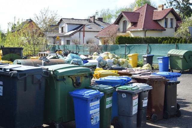 Plac jest dosłownie zawalony odpadami i pojemnikami na śmieci. Na dodatek, kiedy zrobiło się ciepło, mieszkańcy poczuli nieprzyjemne zapachy dochodzące z tego miejsca.