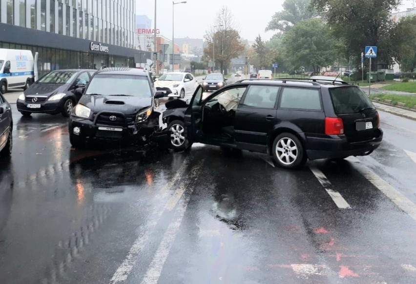 Wypadek na skrzyżowaniu ulicy Strzegomskiej i Śrubowej