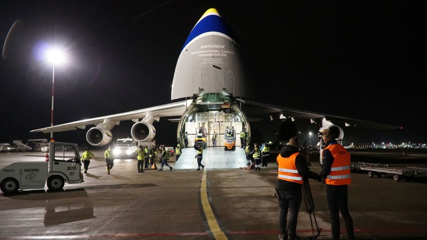 Antonow An 124 Rusłan lądował w nocy w Pyrzowicach. Olbrzym przyleciał z Wuhan ze środkami medycznymi na zlecenie firmy Zarys
