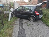 Łuków Śląski. Auto wjechało w ogrodzenie. W wozie była czwórka dzieci, za kierownicą pijana kobieta. Miała 3,5 promila