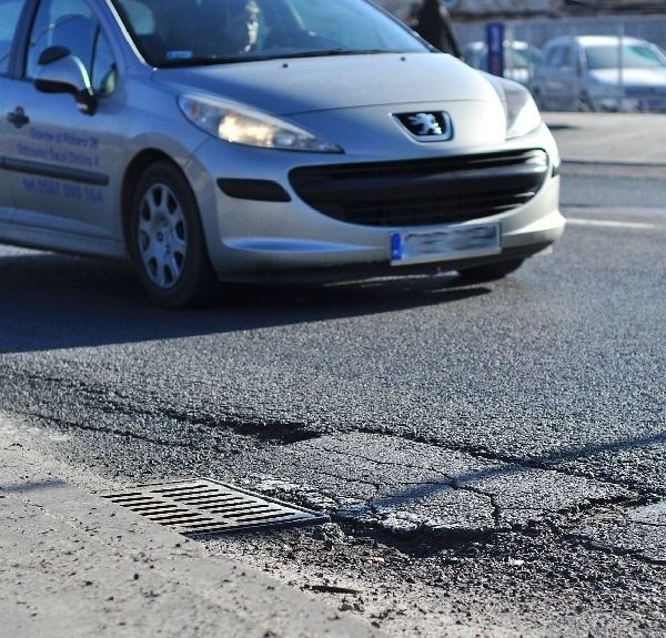 Ulica Sikorskiego w Tarnobrzegu jest podziurawiona, choć - jak podkreślają kierowcy - rok temu było znacznie gorzej.